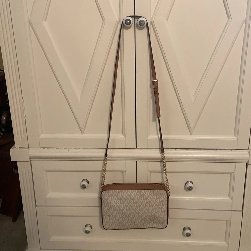 Michael Kors Crossbody - Picture 3 of 8